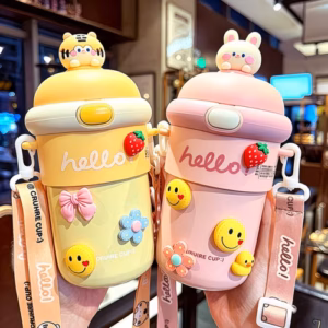 แก้วเก็บความเย็นแบบพกพา ขวดน้ำแบบมีหลอด ฝาปิดแบบพลิกกันกระเด็น กันหก มีสายสะพาย ลายการ์ตูนน่ารัก เหมาะสำหรับนักเรียนใช้ในชีวิตประจำวัน