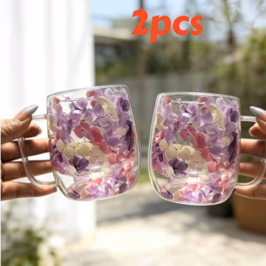 ชุดแก้วแก้วลายดอกไม้สีสันสดใส 2 ใบ แบบสองชั้นพร้อมที่จับ ออกแบบมาเพื่อรักษาความร้อนหรือความเย็นของเครื่องดื่ม เหมาะสำหรับกาแฟ นม เครื่องดื่ม และอื่นๆ ของขวัญที่ต้องมีในวันหยุด
